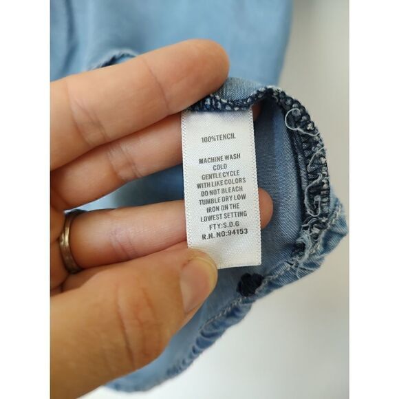 Hannah Women's Size Medium Light Wash Blue Denim V Neck Hi Lo Hem Blouse - Picture 6 of 11